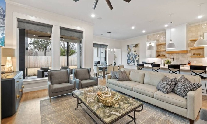 Tulsa House | Near The Gathering Place | 5-BR Luxury Family Stay