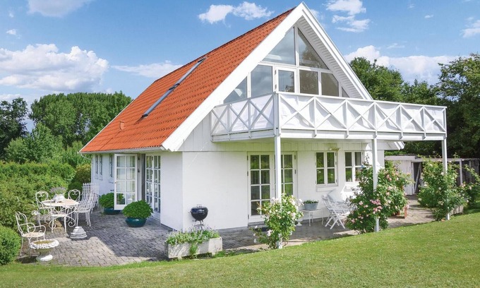 Fredensborg House | Near the royal town of Fredensborg, the beautiful area of Sørup awaits you with this tasteful and co