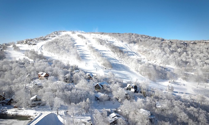 Beech Mountain House | Near the ski slopes of Beech Mtn, restaurant/bar, town & trails. Amazing views!
