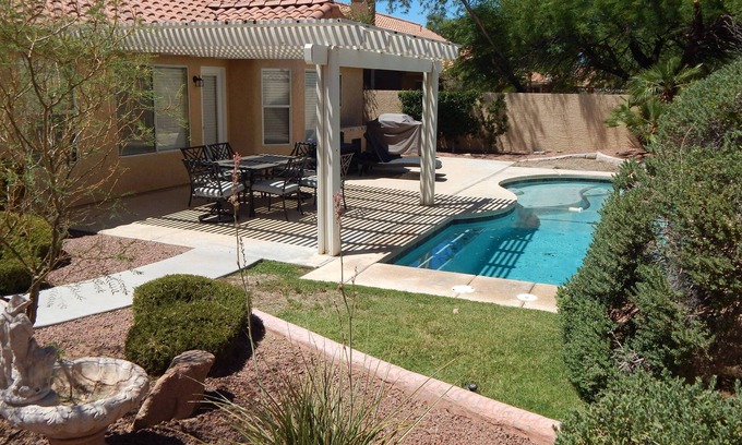 Paradise House | Near the strip-and airport -Beautifully furnished with pool- sleeps 6 to 7-nn