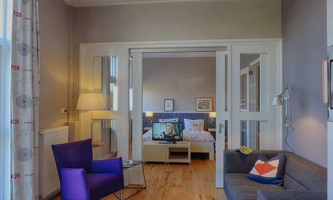 Monnickendam Apartment | near the water, maritime furnished apartment, private entrance and pontoon