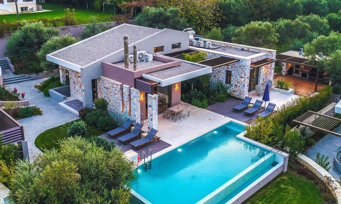 Daratsos Villa | Near to Beach & Chania City/Private Pool/Gym/Games Room with Billiard
