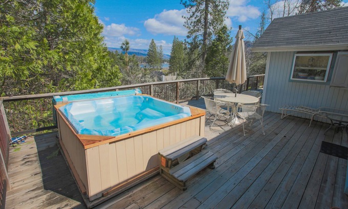Bass Lake Cabin | NEAR YOSEMITE: Bass Lake Cabin: Hot Tub, Lake View, Pet Friendly