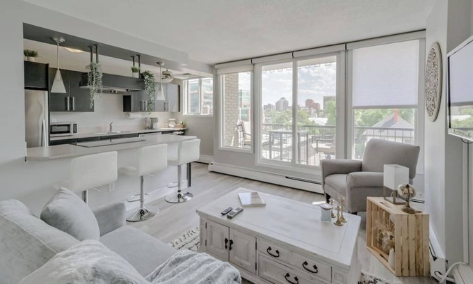 Southwest Calgary Condo | Nearby Saddledome | AC | Parking Central DT Condo