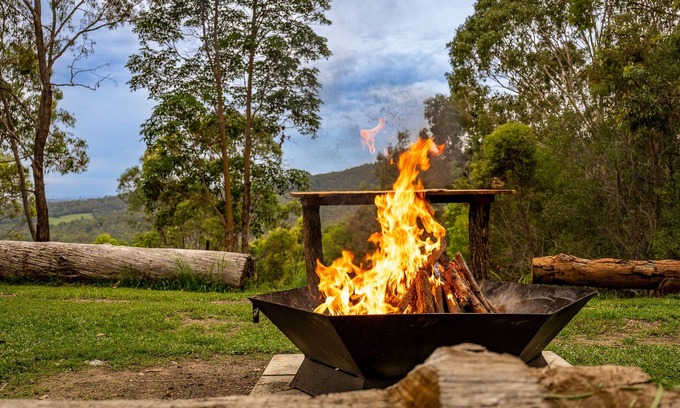 Mudgeeraba Cottage | Nebesa Nature retreat, Lover's Cockatoo Cabin, fire pit and spa