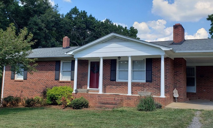 Shelby House | Nell's Farm House - Shelby-Boiling Springs-Tryon Int. Equestrian Center