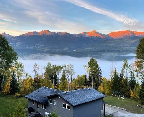 Golden House | Nell's Mountain Lodge - Arcade Hottub Fire Pit 5 Acres
