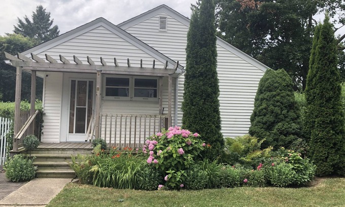 Old Town Historic District House | Nelles Cottage on the Park, Backs onto Park