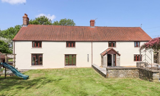 Butcombe Cottage | NEMPNETT FARMHOUSE, pet friendly, with hot tub in Blagdon