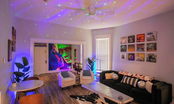 McFerrin Park House | Neon Nashville! 5 min to Broadway Walk 2 dining!
