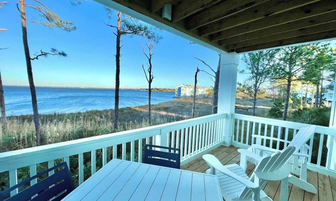 Innerarity Townhomes House | Neptune's Landing: Bay Views, Pool & 2 Kayaks