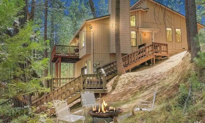 Groveland House | Nestled in the Pinetrees and Close to Yosemite