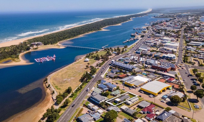 Lakes Entrance House | Nestled just 250 meters from the scenic Lakes Entrance shoreline