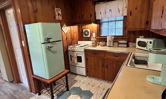 Central Newport News Cottage | Nestover - Cozy cottage close to James River, shopping, & eateries!