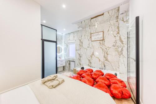 Clichy Apartment | Netflix & Bubbles