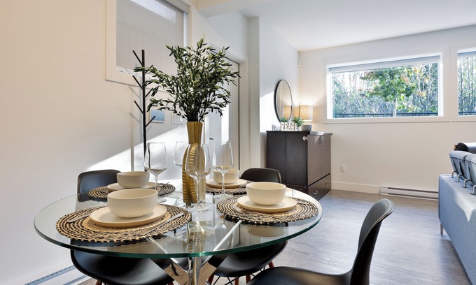 Surrey House | New 1 Bed/1 Bath King Suite 3 min from beach