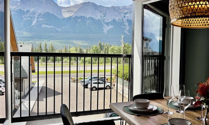 Harvie Heights Condo | NEW 1 Min to Banff Gate | Mountain Views Retreat | Juliet Balcony | Loft Nook