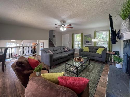 Norcross House | New! 10 Guest! King Bed! Patio! Grill! Near ATL & Downtown Norcross