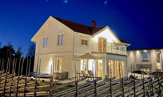 Mellerud O Villa | New 135 sqm lakeside villa on Lake Vänern with idyllic harbor flair + nature reserve