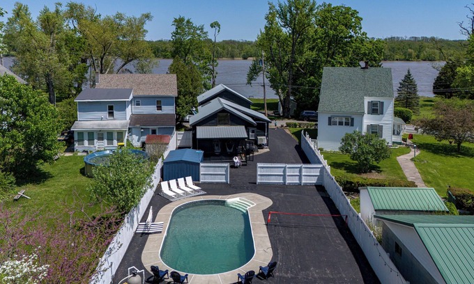 Coxsackie House | NEW! 1855 River Farmhouse for Families & Groups: Pool, Pickleball & PS5!