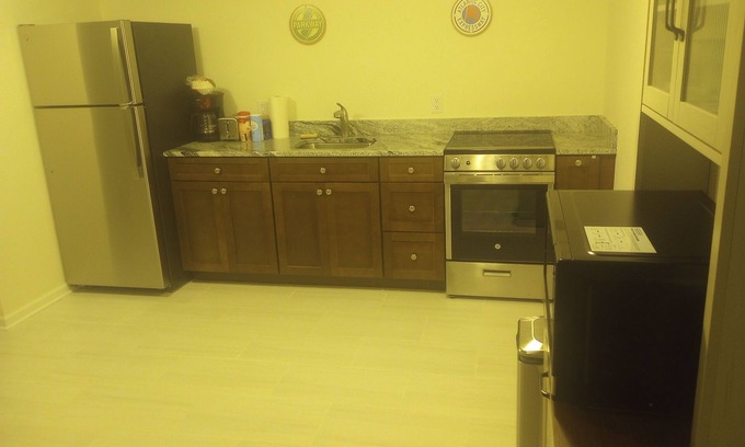 Blades House | New 2 bedroom apartment. Quiet and setting, just bring your suitcase and enjoy.