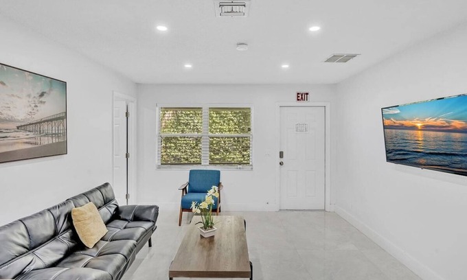 Little Ranches House | NEW 2 Bedroom @ Hollywood Beach and Hard Rock LB1