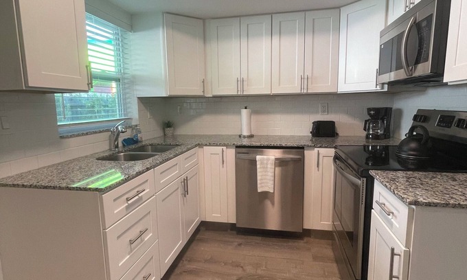 South Middle River House | NEW 2-bedroom unit lovely Fort Lauderdale w/AC, WiFi & AMAZING PRIVATE PATIO