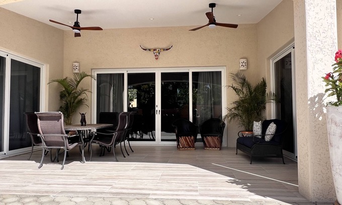 Los Barriles House | New, 2 king bed casita, Town Center, Private Gardens, 2 minutes to Beach