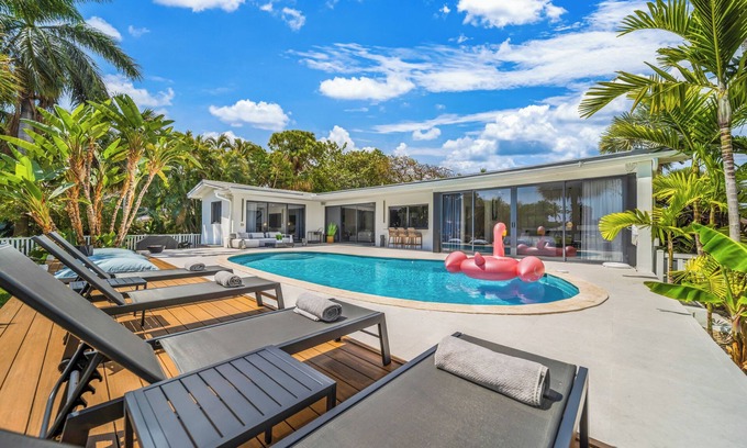 Hallandale Beach House | NEW 20% Off 5BR Luxury Waterfront Villa at Hallandale Beach w/Pool & Cinema!