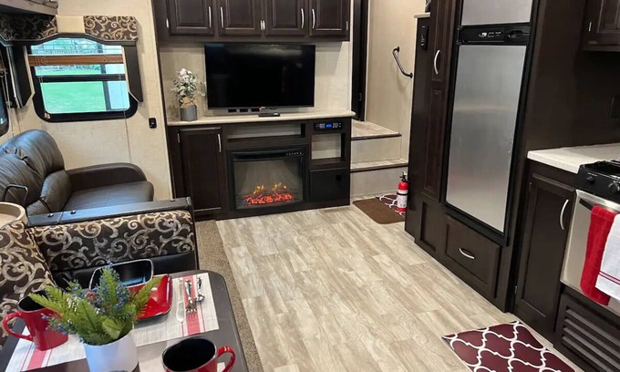 Florida Gardens House | NEW 2019 Spacious Camper - All Modern Amenities - Fast WIFI
