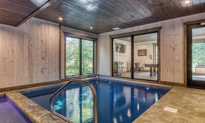 Pigeon Forge Cabin | *New 2022 Cabin w/POOL! Hot Tub + Near TOWN!*
