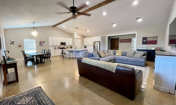 Buffalo Gap House | New 3 bed 2 bath Abilene Country House on 2 acres