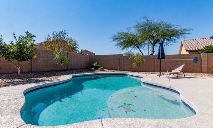 Circle Cross Ranch House | *NEW* 3 Bedroom w/den! 5 Queen beds! Heated Private Pool!