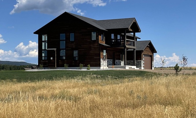 Island Park Cabin | New~3 Master Suites~Near Yellowstone~Waterfront Community~AC~Hot tub~Wifi