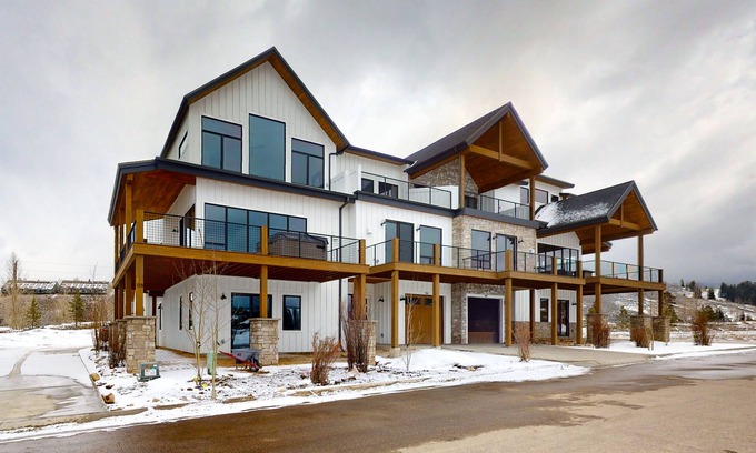 Fraser House | New 3-story mountain-view home with private hot tub, fireplace, deck, & W/D