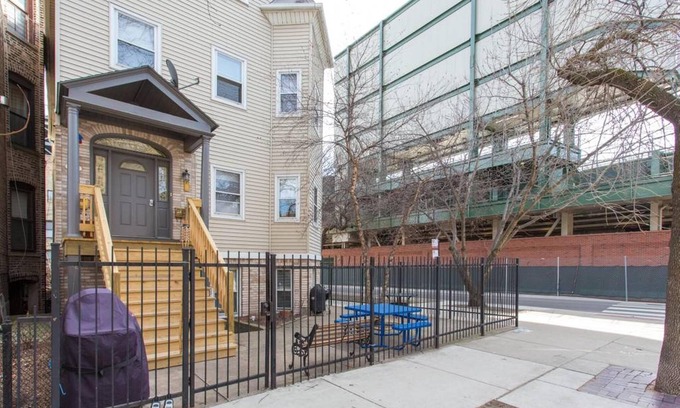 Wrigleyville Condo | New 3BR Residence Adjacent to Wrigley Field - Outdoor Patio - BBQ Grill