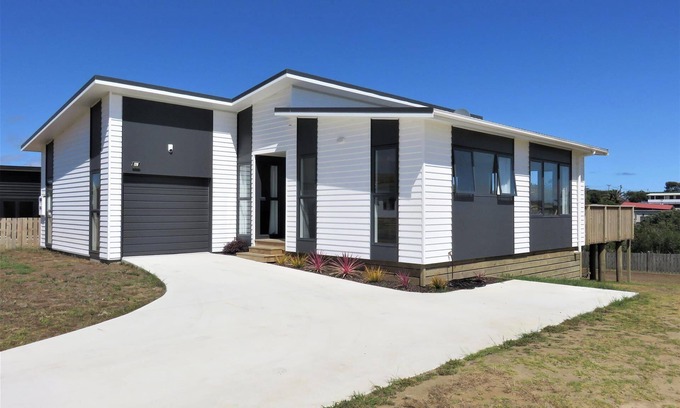Baylys Beach House | New 4 bed 2 bath house with sea views at Baylys Beach, Northland!