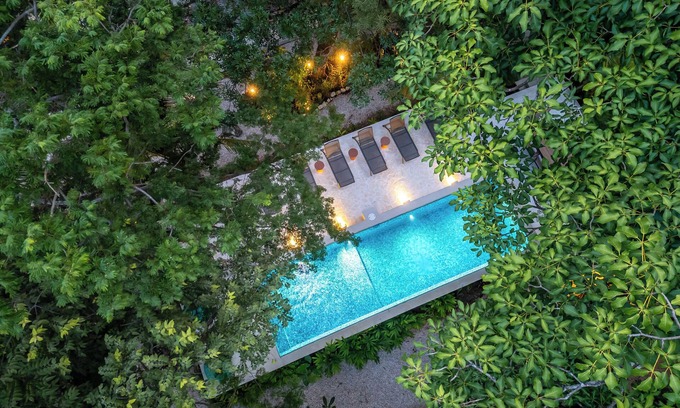 Palm Beach Estates House | NEW - 4 bed, 4.5 bath home w/private beach access, volleyball court, & pool