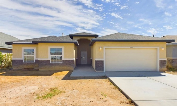 Pecos House | New 4 Bedroom/2 Bathroom in Historic Pecos! Close to Restaurants and Rodeo!
