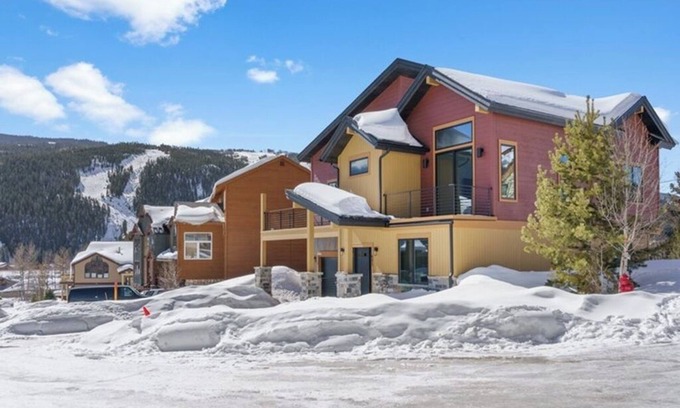 Keystone House | NEW 4BR home sleeps 12 in Keystone Ski Area. Private hot tub. Park 4 cars.