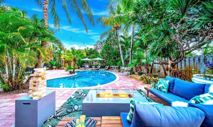 Central Corals House | NEW! 5 BED/5 MIN TO BEACH/HTD POOL/HOT TUB/BAR