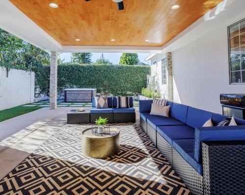 Valley Glen House | New 5 bed w/hot tub close to Universal sleeps 12