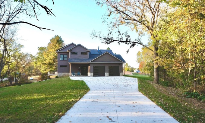 Apple River House | New 5-bedroom house at Apple Canyon Lake. 30 minutes from downtown Galena!