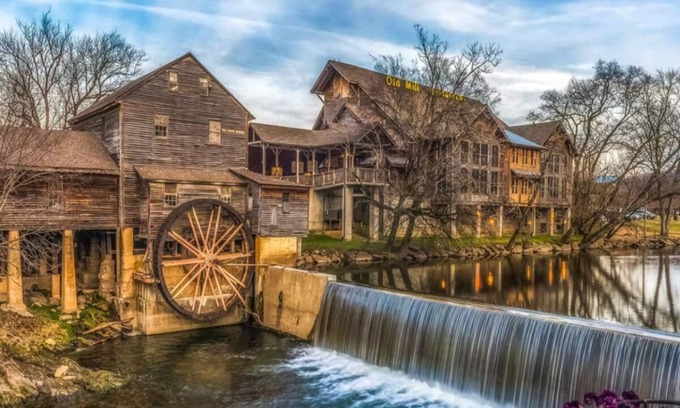 Gatlinburg - Pigeon Forge Cabin | NEW 5BD Lodge with POOL! Theater + Stunning Views!