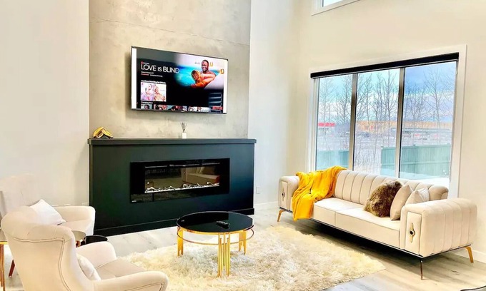 West Edmonton House | New 5BDRM Luxury Home | Fireplace | AC | Sleeps 13