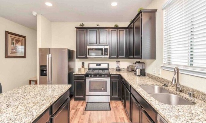 Missouri City House | NEW 5Bed/10ppl Stay W/ 5 Smart TVs