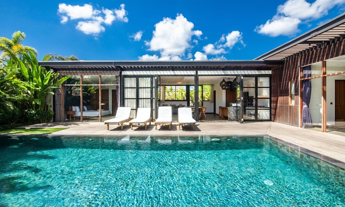 Pererenan Villa | New 5BR Villa, Enclosed Lounge, Canggu Oasis