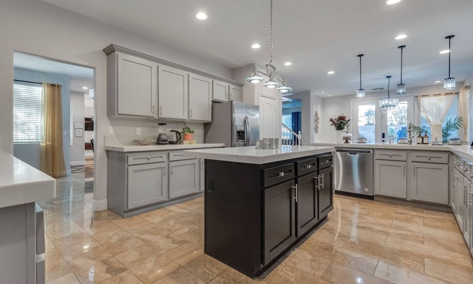 Henderson House | New 6 Bed Luxe Entertainer- Game Room | Pool | Spa