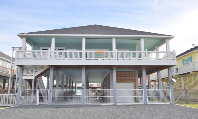 Crystal Beach House | New~ 6 Bedroom 5 bath ~ Pool and Spa ~ Beach Views~ Direct Beach Access