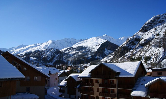Valloire Apartment | NEW 6 Person Apartment in Chalet close to slopes and town center